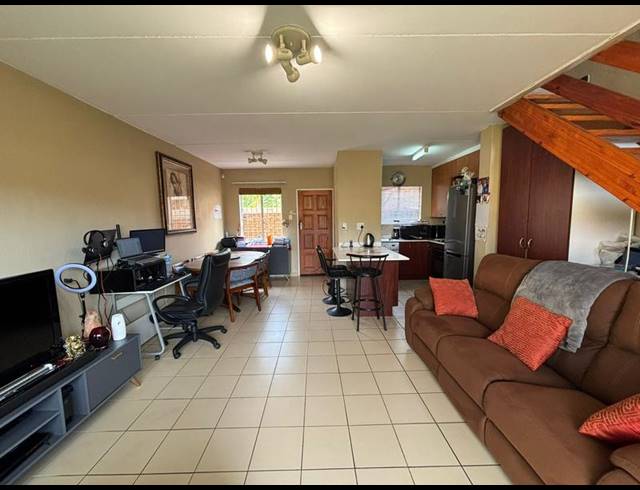 2 BEDROOM TOWNHOUSE FOR SALE IN STRUBENSVALLEI